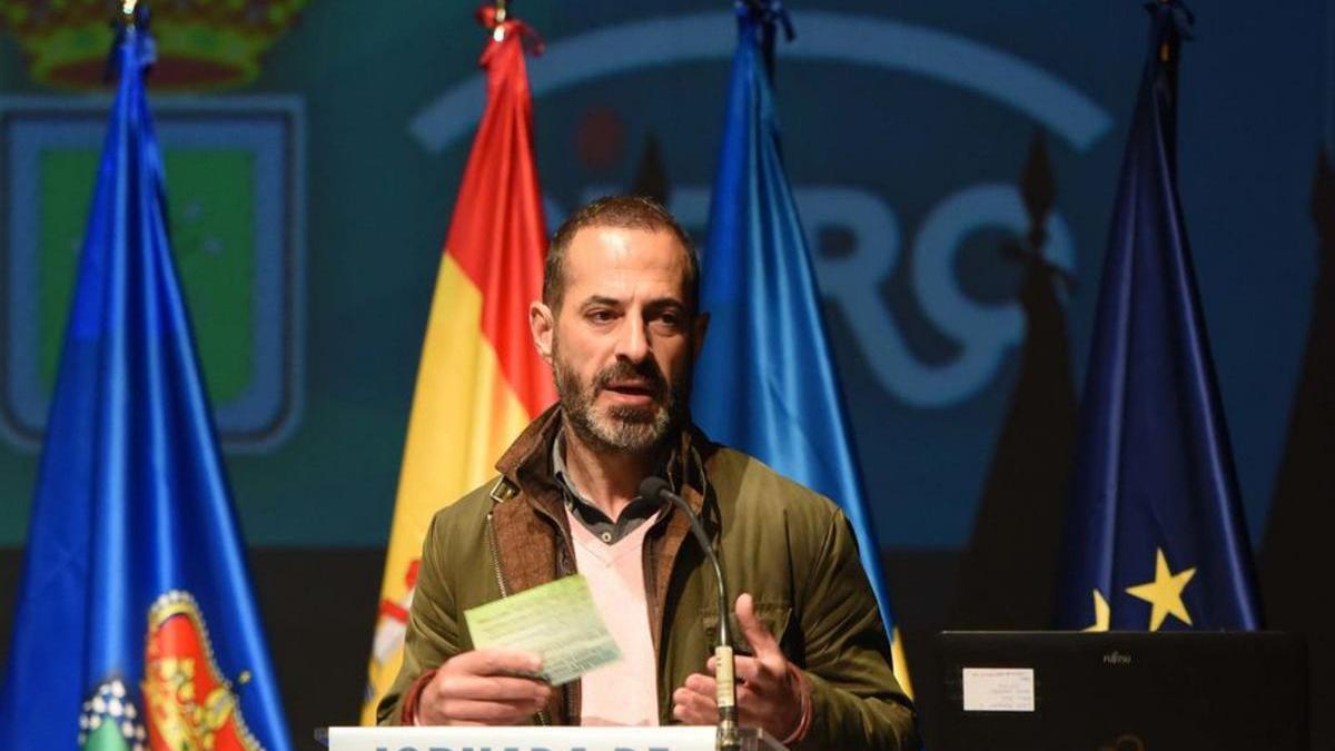 Ángel García, interviniendo en la jornada, ayer, en Lugones. | A. S.