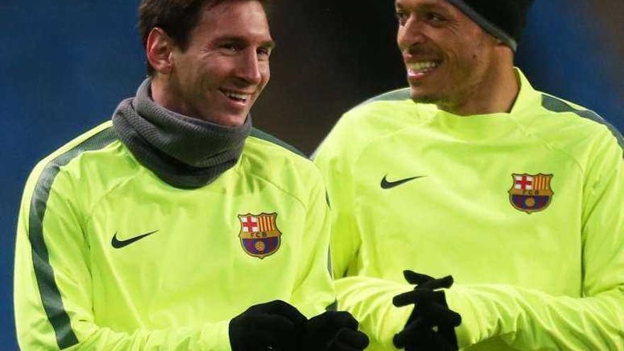 Messi y Adriano, durante el entrenamiento de ayer. reuters