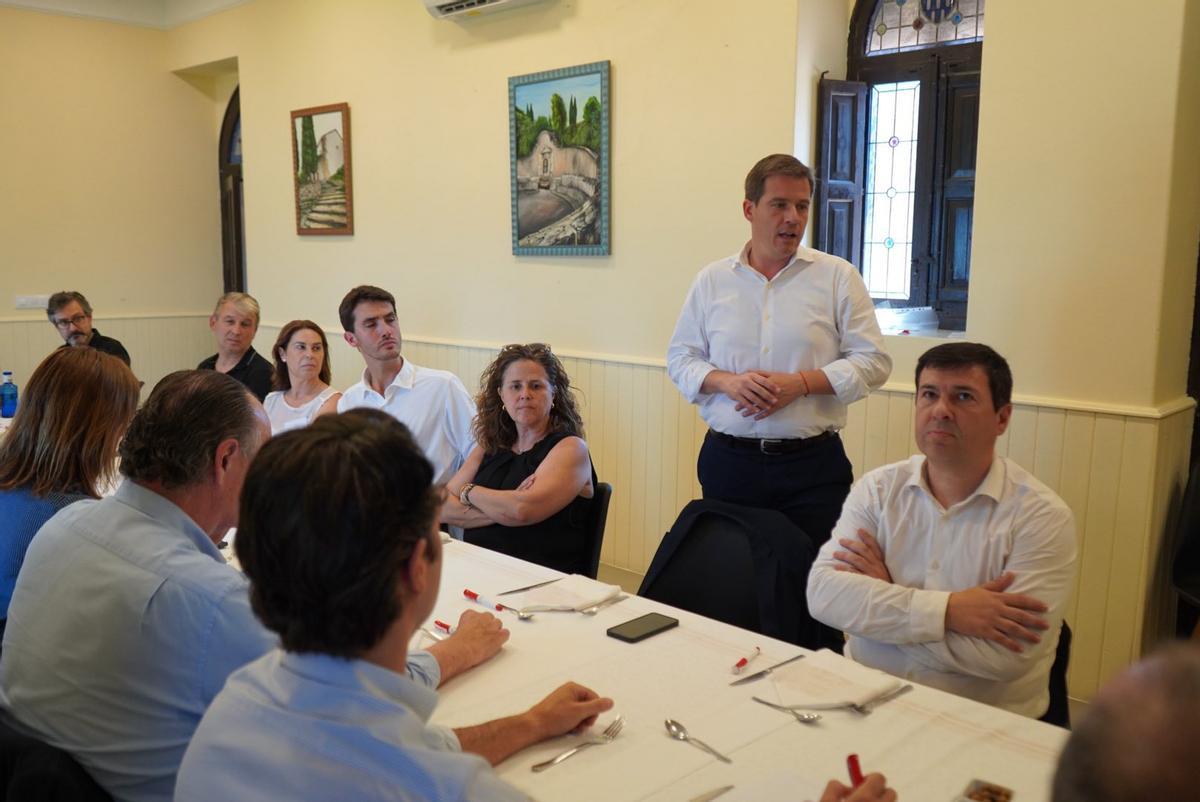 El alcalde de Xàtiva, junto a Amor Amorós, Ignacio Reig  y empresarios locales.