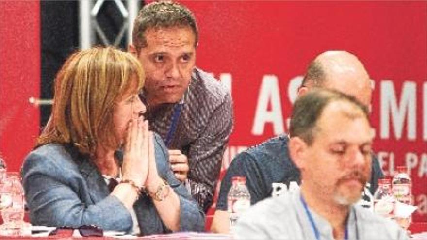 Sanz charla con el concejal Amadeu Sanchis en un momento de la asamblea.