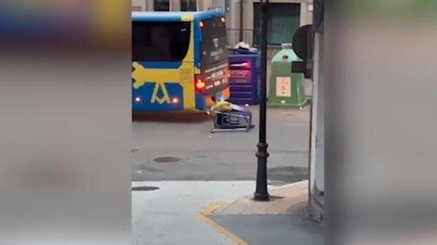 Un joven herido tras lanzarse por una cuesta a bordo de un carrito de súper y chocar contra un autobús: abren diligencias por un incidente en el Rally de la Sidra de Candás