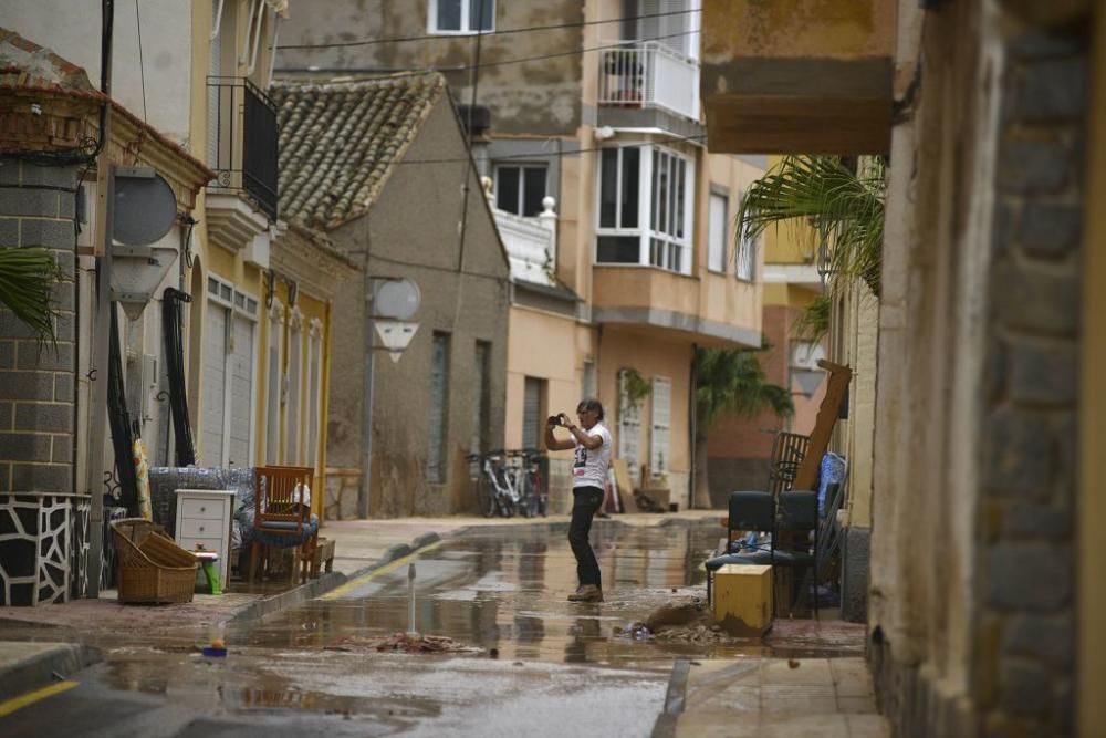 Los vecinos tratan de limpiar sus casas y las calles