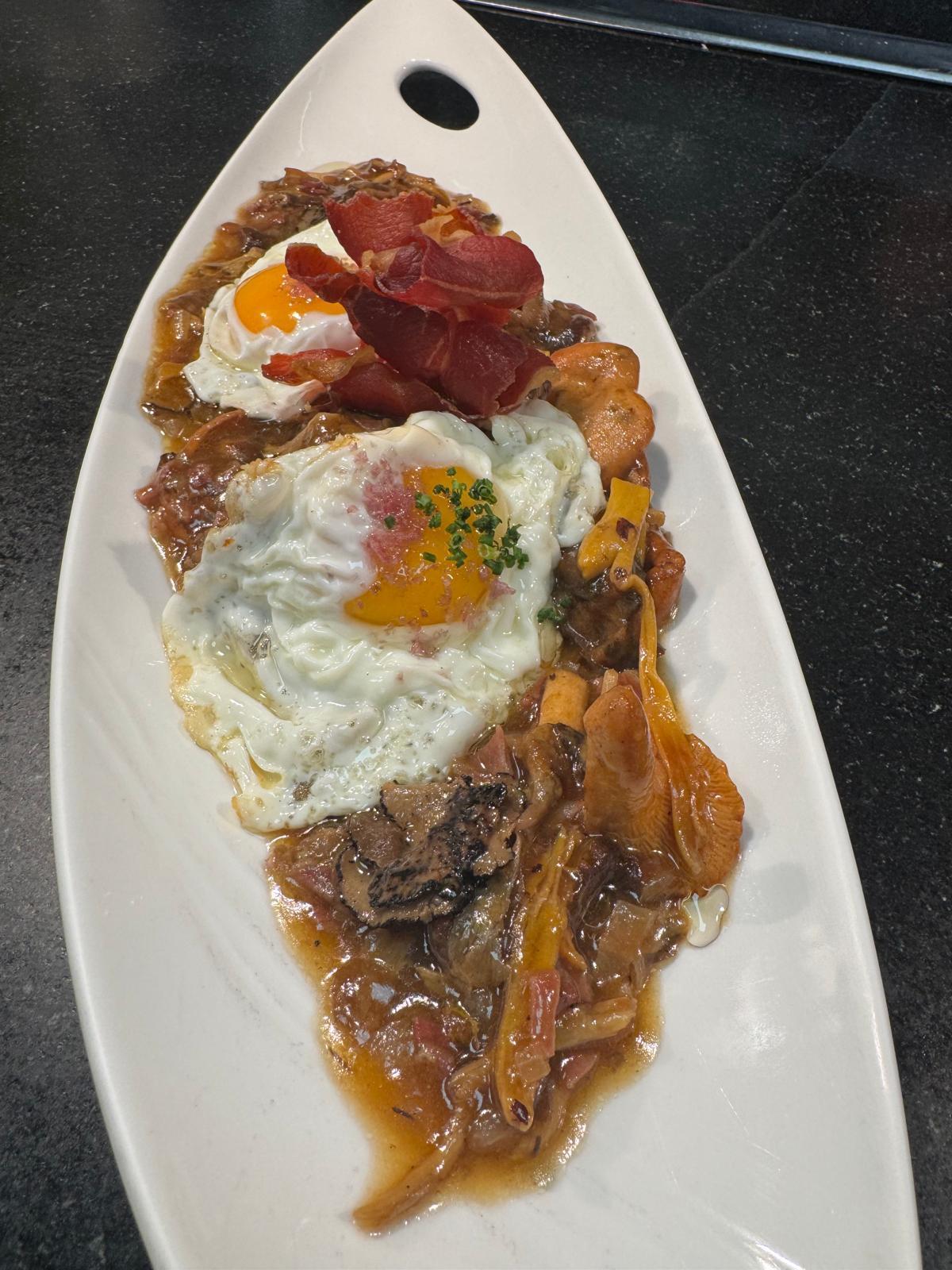 Setas de temporada en su jugo con huevo, jamón y trufa