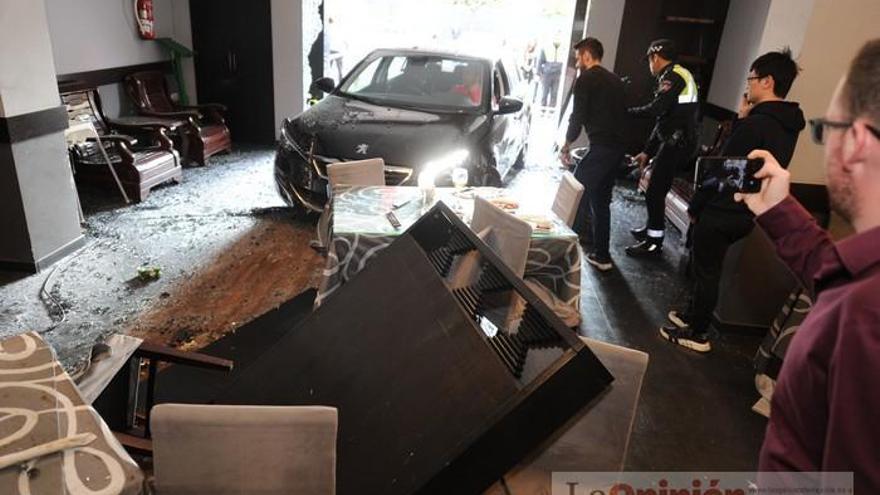 Un conductor se desvanece y estrella su coche contra un restaurante en Murcia