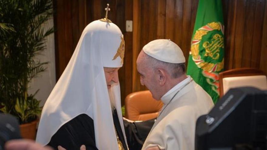 Abrazo histórico entre el Papa y el patriarca ortodoxo