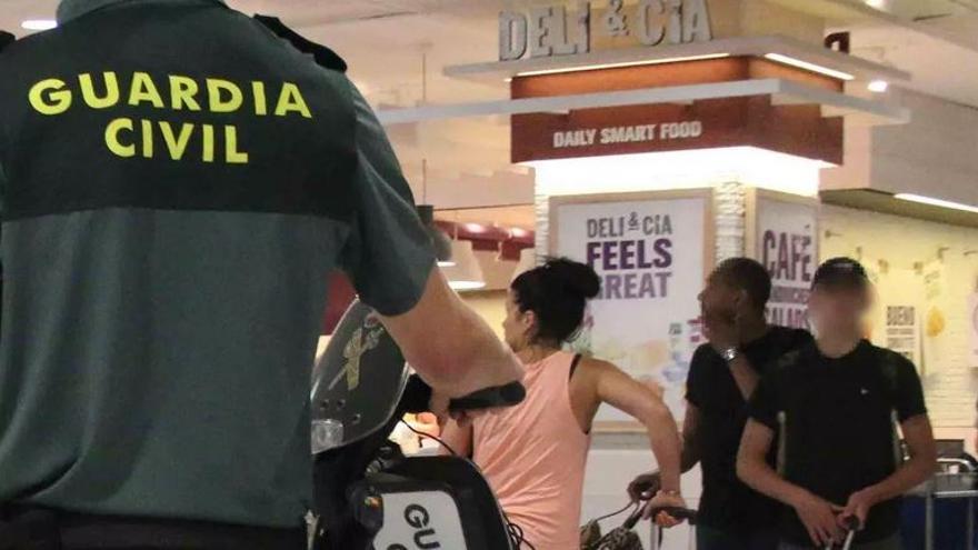 Pöbeleien, Gegröle, Aufmüpfigkeit: Deutsche Parturlauber sorgen für Polizeieinsatz am Flughafen Mallorca