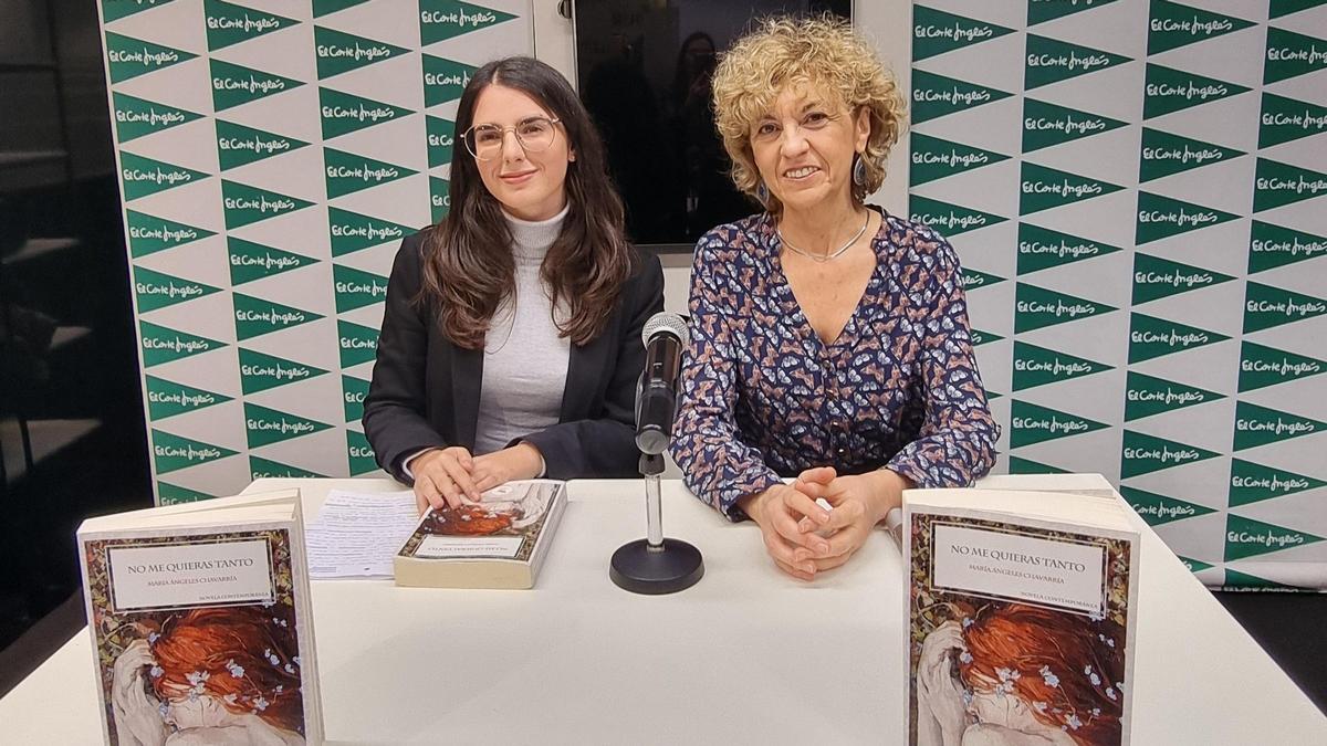 La autora de Jérica María Ángeles Chavarría, a la derecha, fue protagonista de la sesión del Club Literario de El Corte Inglés.