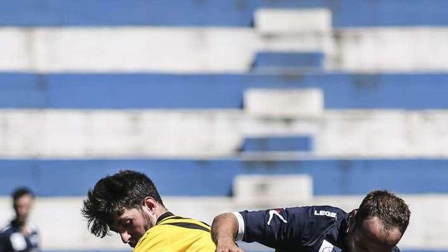 Una acción del partido entre el Vallobín, de Oviedo, y el Manuel Rubio, de Gijón, dos equipos debutantes en la categoría.
