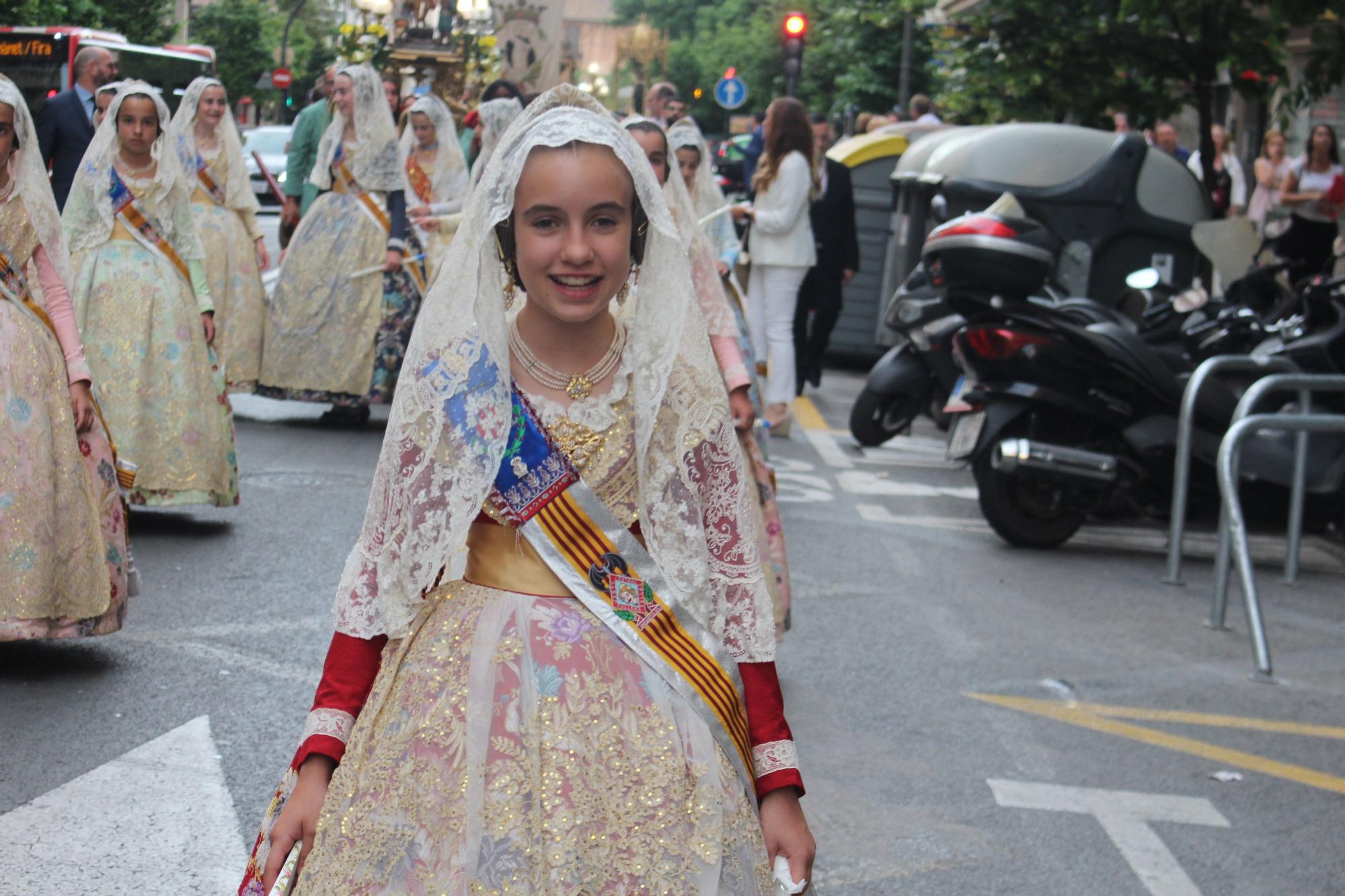 La calle San Vicente acoge la procesión "dels Xiquets" con tres generaciones falleras