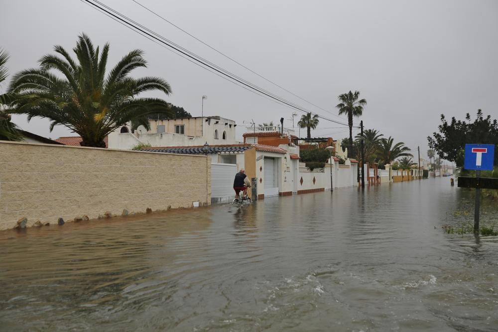 Los más de 150 litros por metro cuadrado registrados en 48 horas en Torrevieja han provocado numerosas incidencias por inundación, cortes de tráfico e intervenciones de bomberos en el momento de mayor