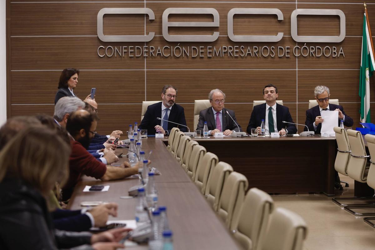 Reunión en CECO entre administraciones y agentes del sector turístico.