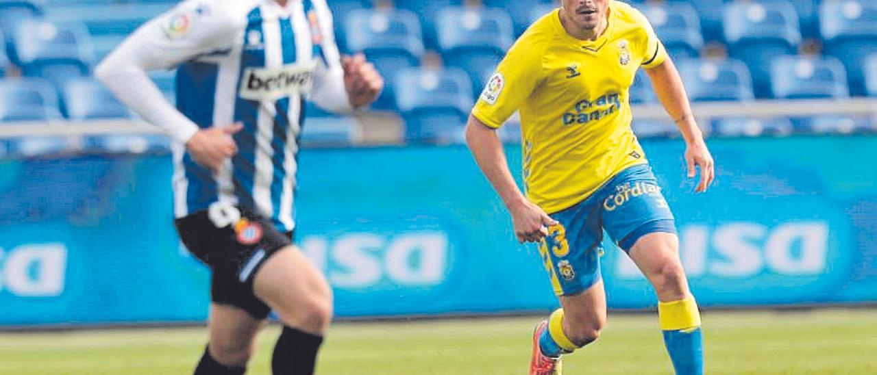 Sergio Ruiz, centrocampista de la UD conduce el balón durante el choque contra el Espanyol el domingo pasado.