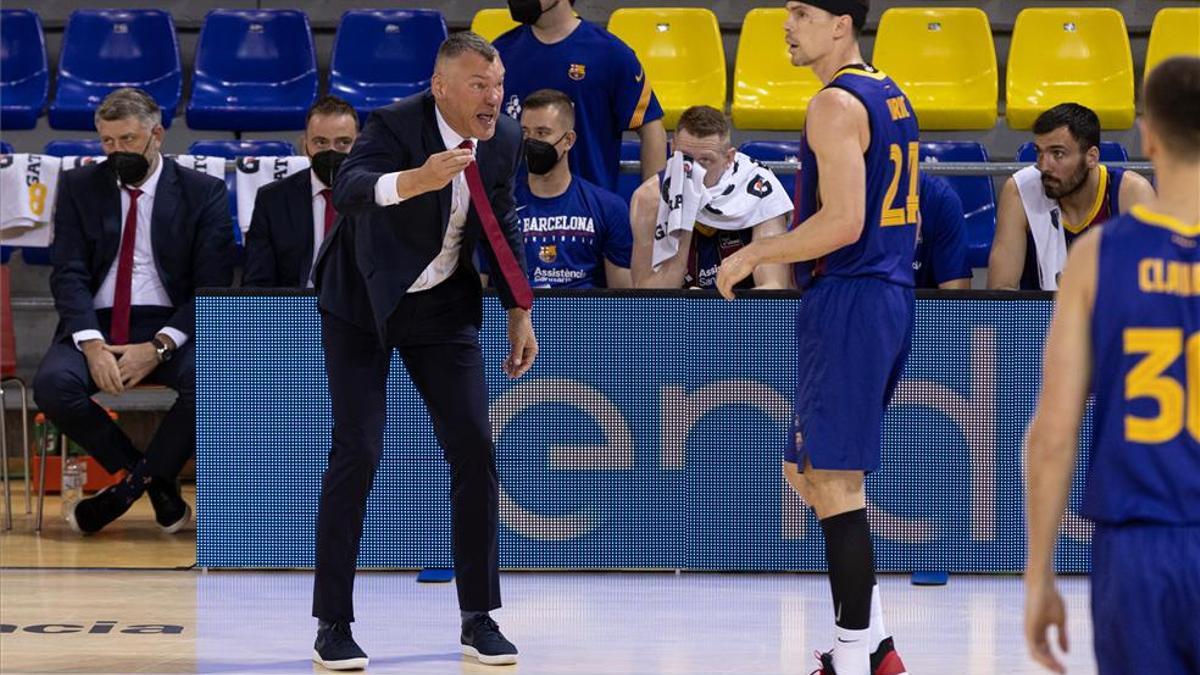 Saras, dando instrucciones a Kuric, en el partido ante el Fuenlabrada