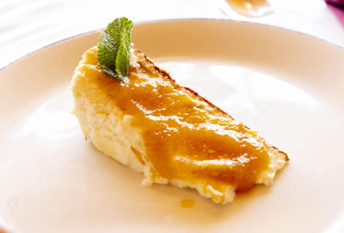 Tarta de queso casera con mermelada de nísperos de Callosa.