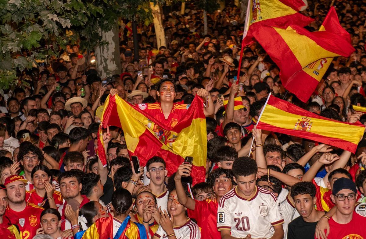 Más de 7.500 personas vivieron la final del Mundial en la Plaza de Cervantes de Alcalá: búscate en las fotos