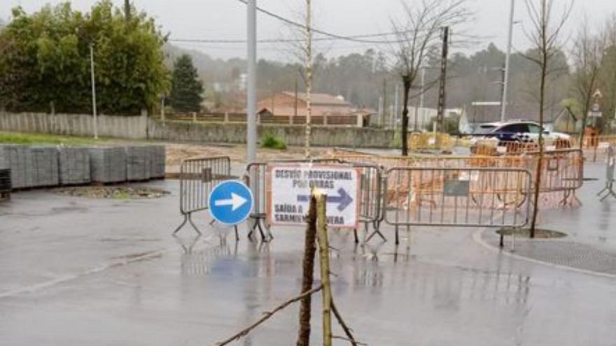 Árboles partidos en las obras del camino escolar seguro.  | // D.P.