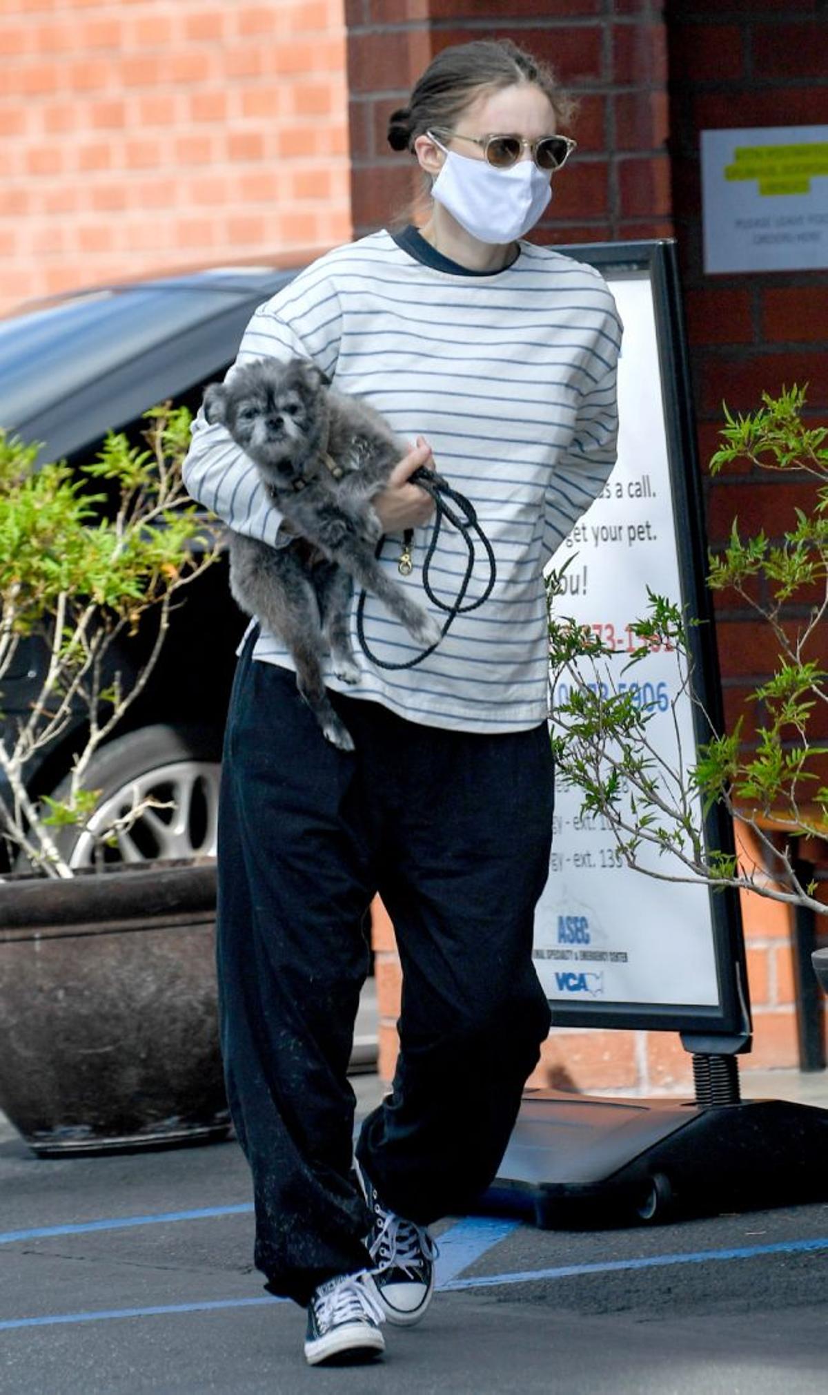 En chandal y con Converse, el primer look de embarazada de Rooney Mara