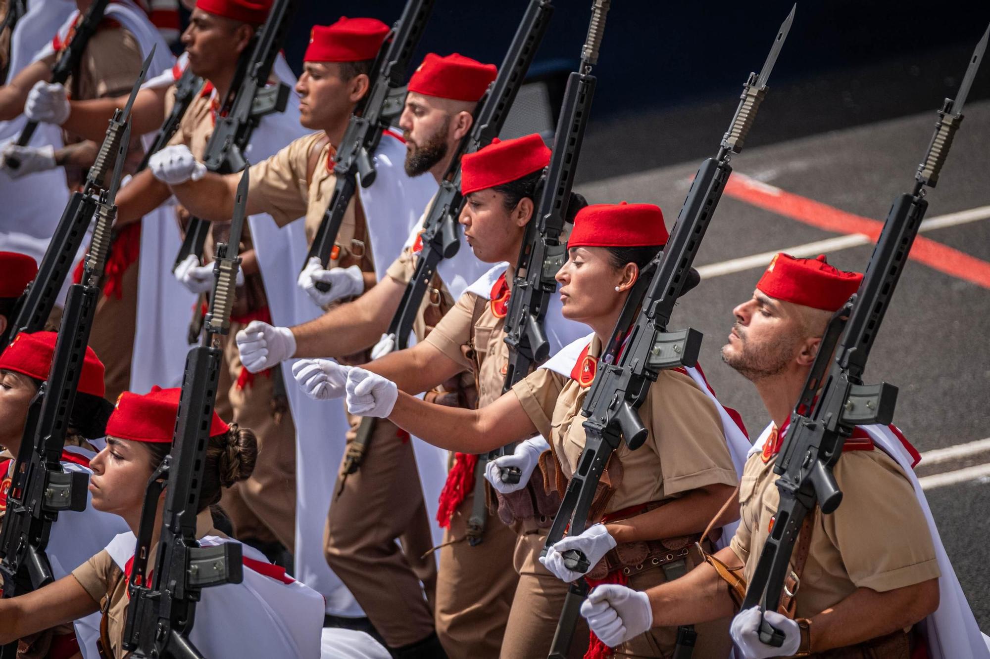 Las mejores imágenes del desfile militar de las Fuerzas Armadas en Tenerife con la presencia de Sus Majestades los Reyes