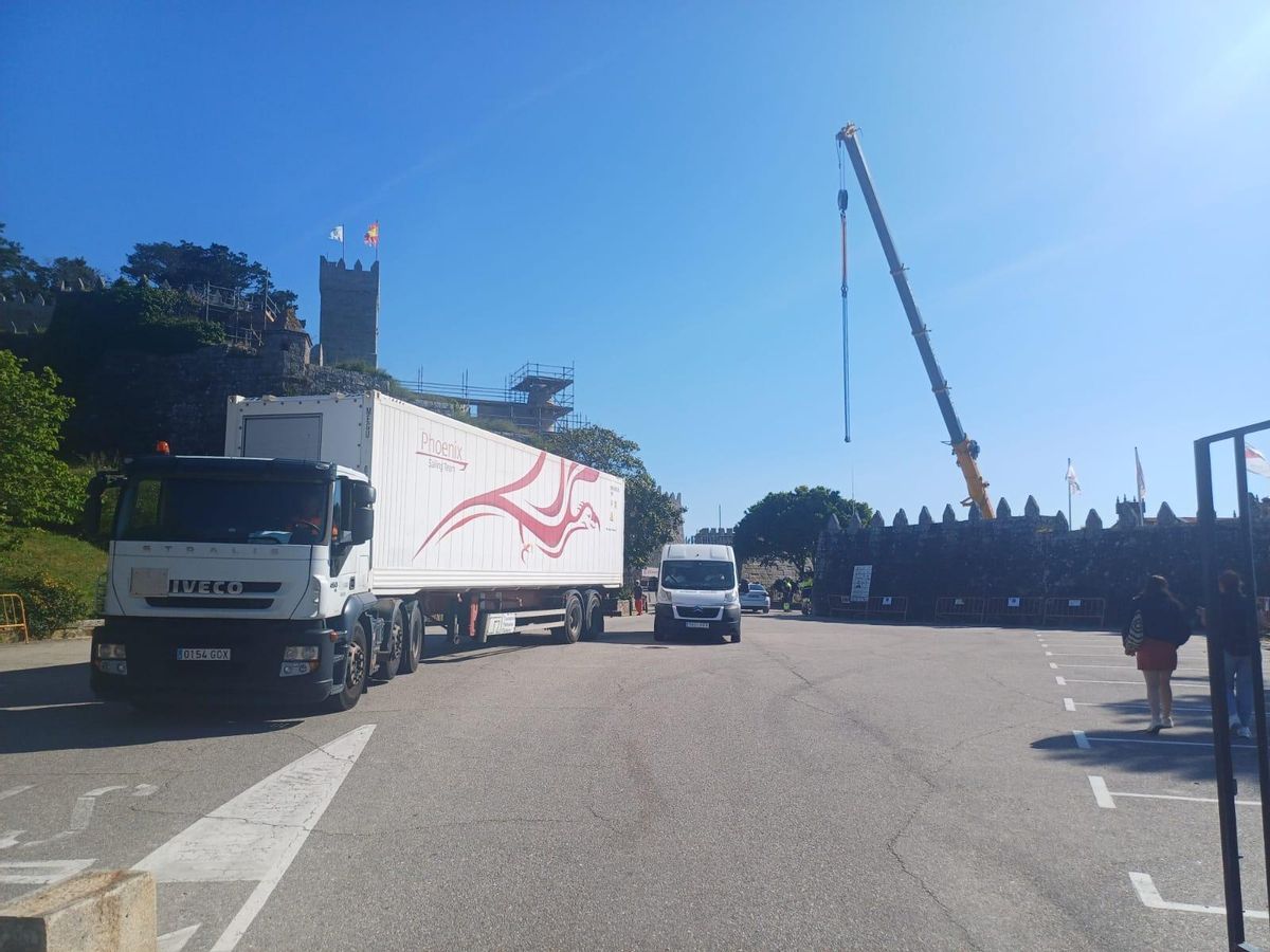 El primero de los 22 contenedores de los equipos que se colocarán en el parking del MRCYB. 23 mayo 2025.