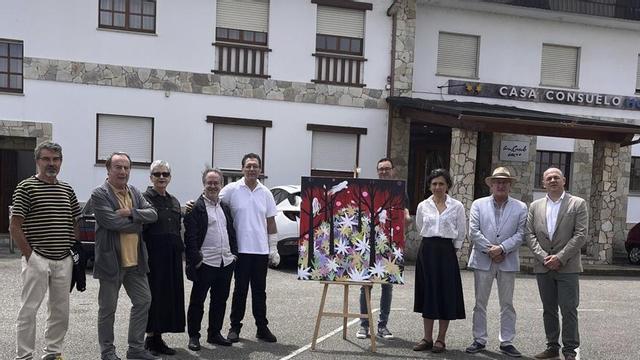 Por la izquierda, Ricardo Mojardín, Ramón Rodríguez, Laura Gutiérrez, Luis Feás, Álvaro García, Nico Gociu, Patricia Neira, Orlando Pérez y Moncho Martínez, con la obra ganadora.