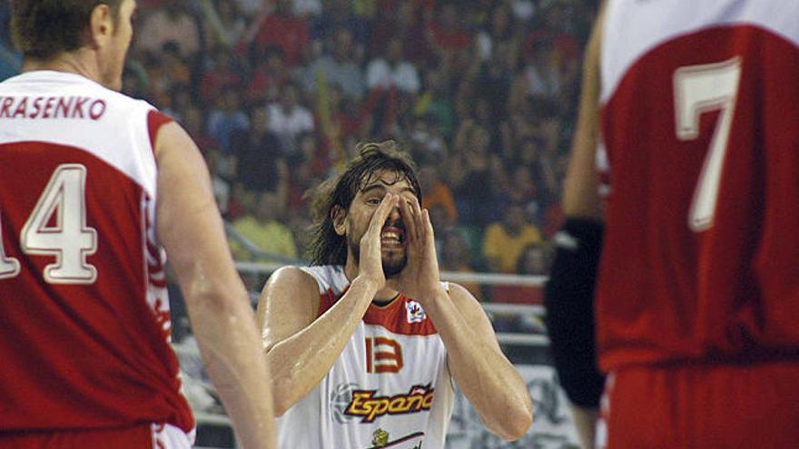 instrucciones. Marc Gasol se dirige a un compañero en el encuentro de ayer ante Rusia.