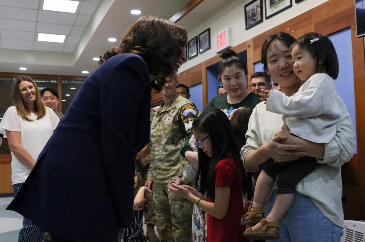 La vicepresidenta de EE. UU., Kamala Harris, se encuentra en un puesto de observación militar mientras visita la zona desmilitarizada (DMZ) que separa Corea del Norte y Corea del Sur, en Panmunjom el 29 de septiembre de 2022