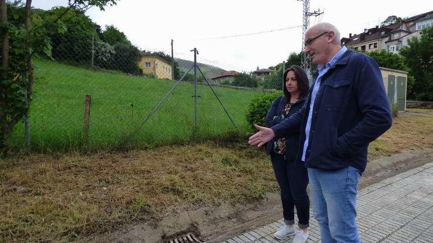 José Antonio Mesa y la concejala Lidia Díaz, ante la parcela en la que se ubicarán la residencia y el albergue.