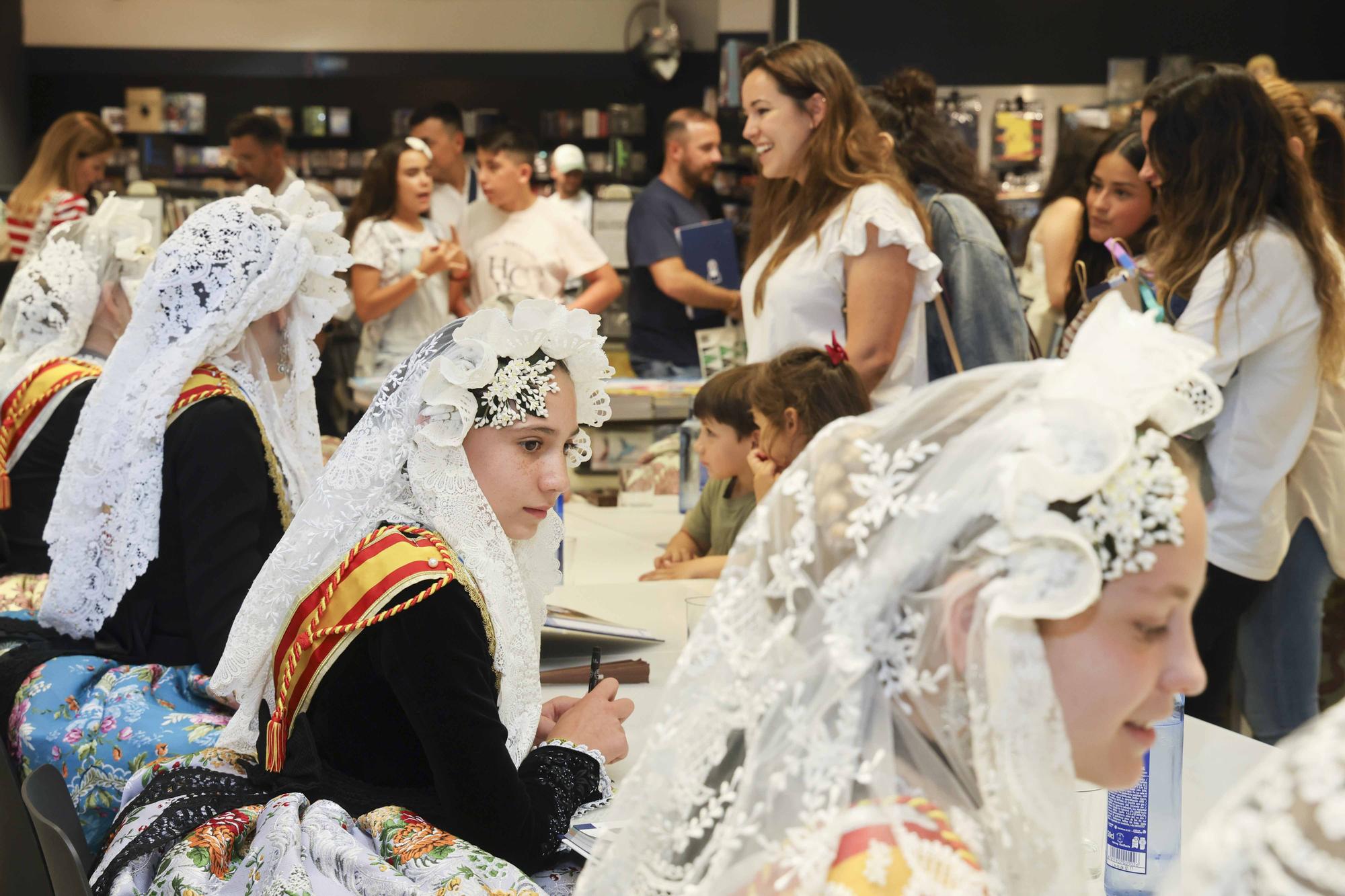 Les Belleas del Foc y sus Damas de Honor firman el Festa de Fogueres en El Corte Inglés