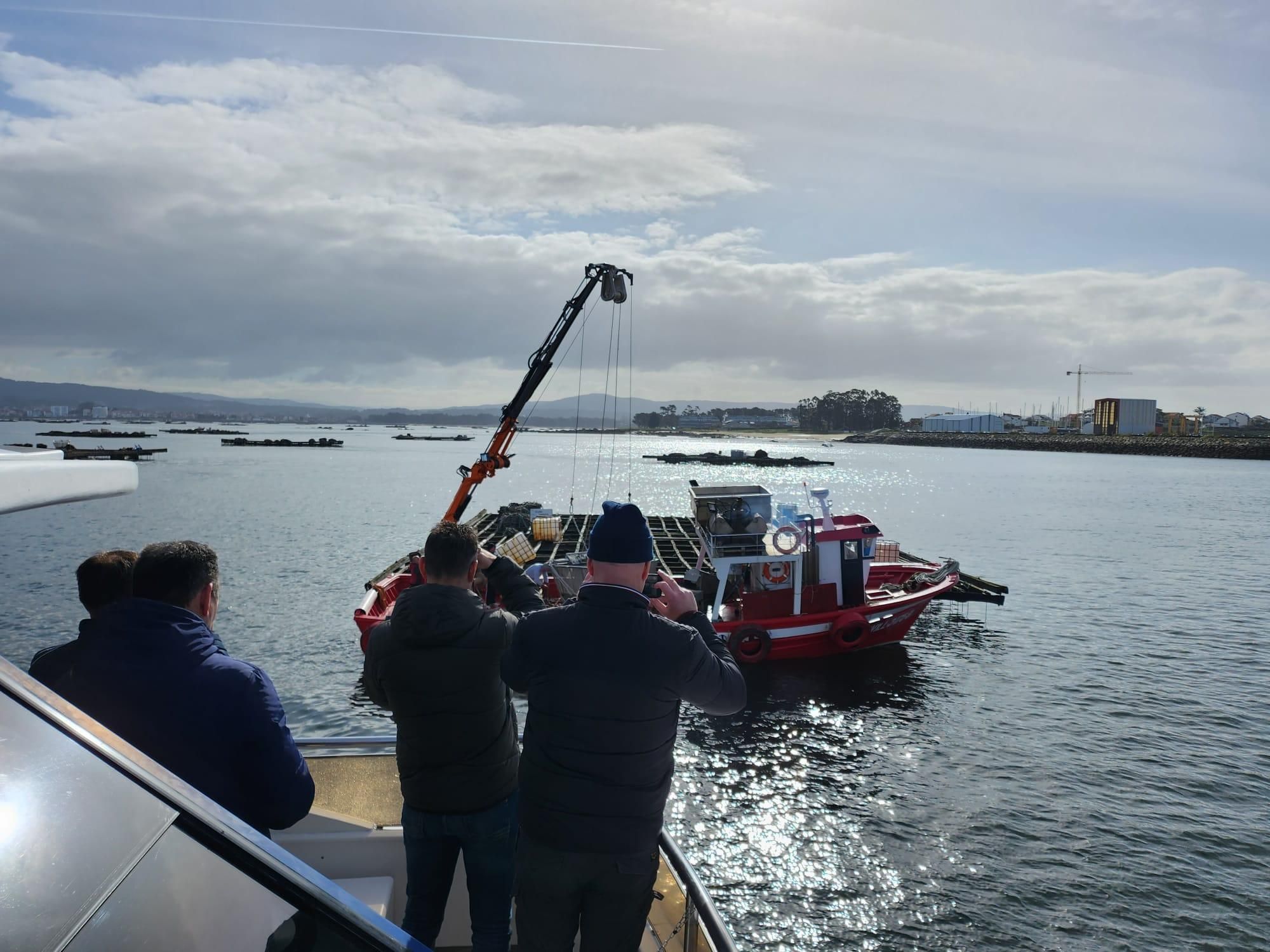 La delegación holandesa zarpó desde O Grove para surcar la ría en el catamarán "Fly Delfín".