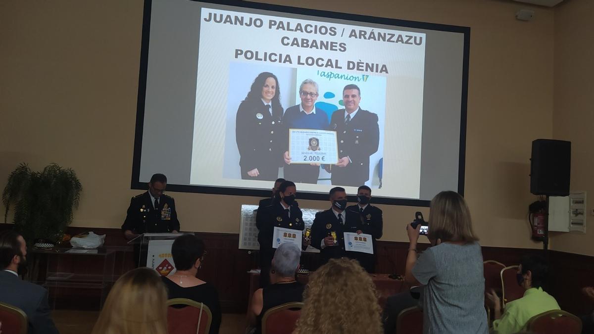 Moment en què Aránzazu Cabanes i Juan José Palacios recullen el diploma de la Creu d&#039;Honor.