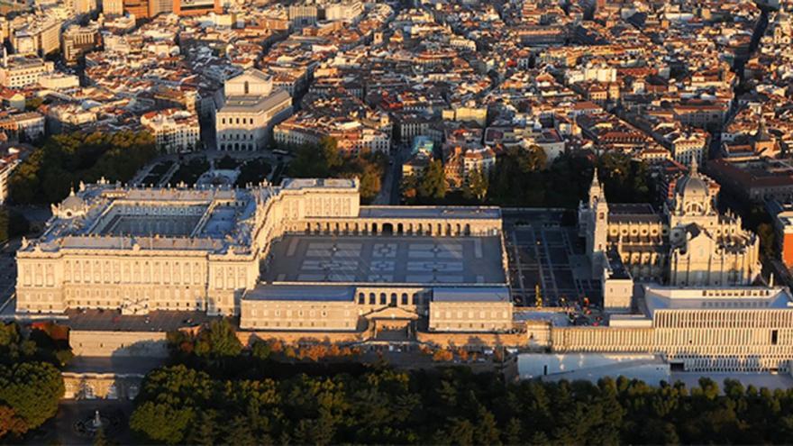 La Galería de las Colecciones Reales, en la parte baja de la fotografía a la derecha, junto a la catedral de la Almudena y el Palacio Real. | Patrimonio Nacional