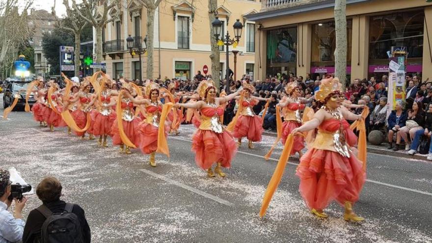 Unes 2.000 persones i una vintena de carrosses a la trentena edició de la rua del Carnaval d&#039;Olot