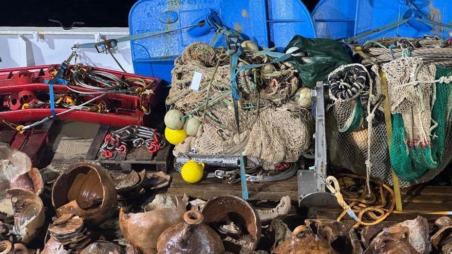 El Museo Arqueológico de Ibiza custodia ya las ánforas romanas recuperadas por el 'Miguel Oliver' vigués en Formentera
