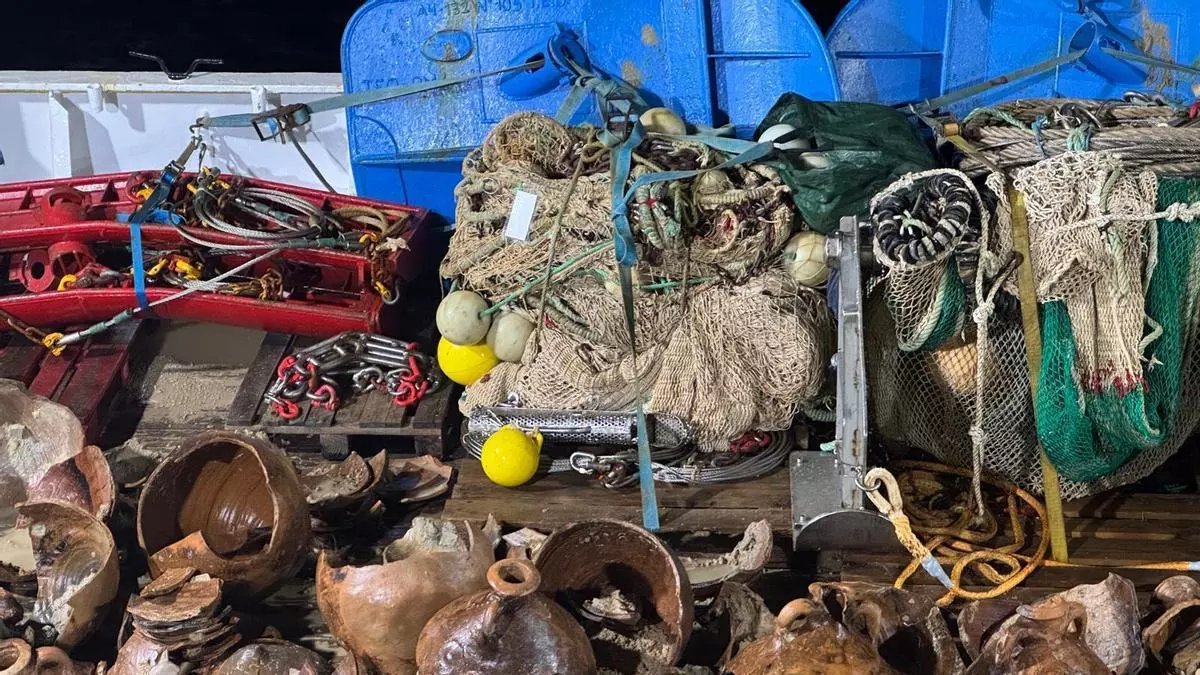 El Museo Arqueológico de Ibiza custodia ya las ánforas romanas recuperadas por el 'Miguel Oliver' vigués en Formentera