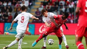 Gavi y Diego Llorente presionan a Embolo. 