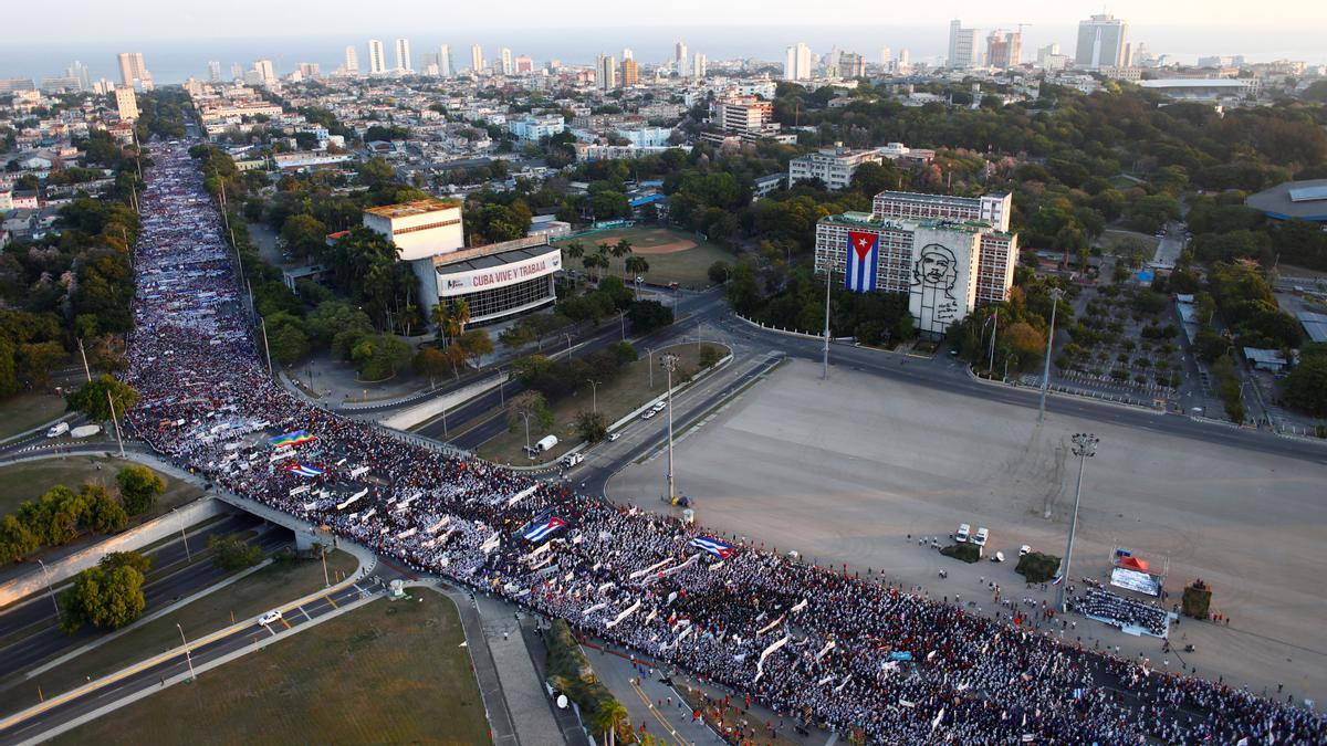 El desfile del Primero de Mayo regresa a Cuba con un masivo acto político