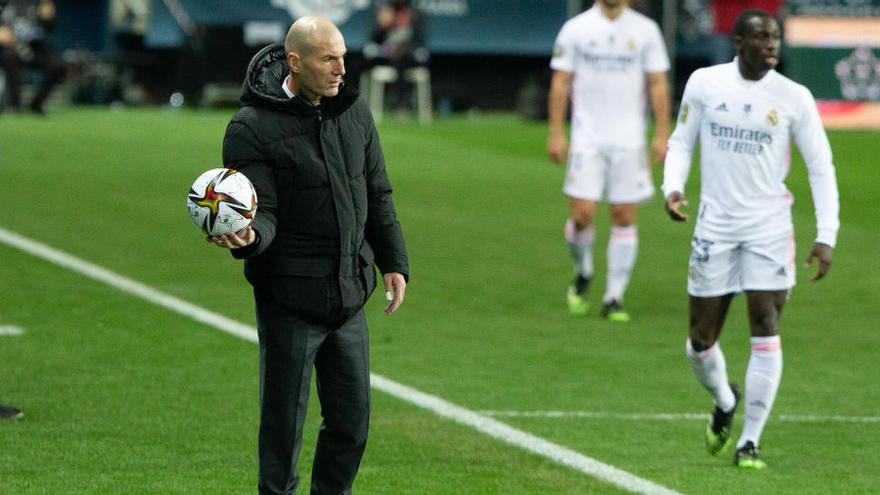 Zinedine Zidane, en un partido con el Real Madrid