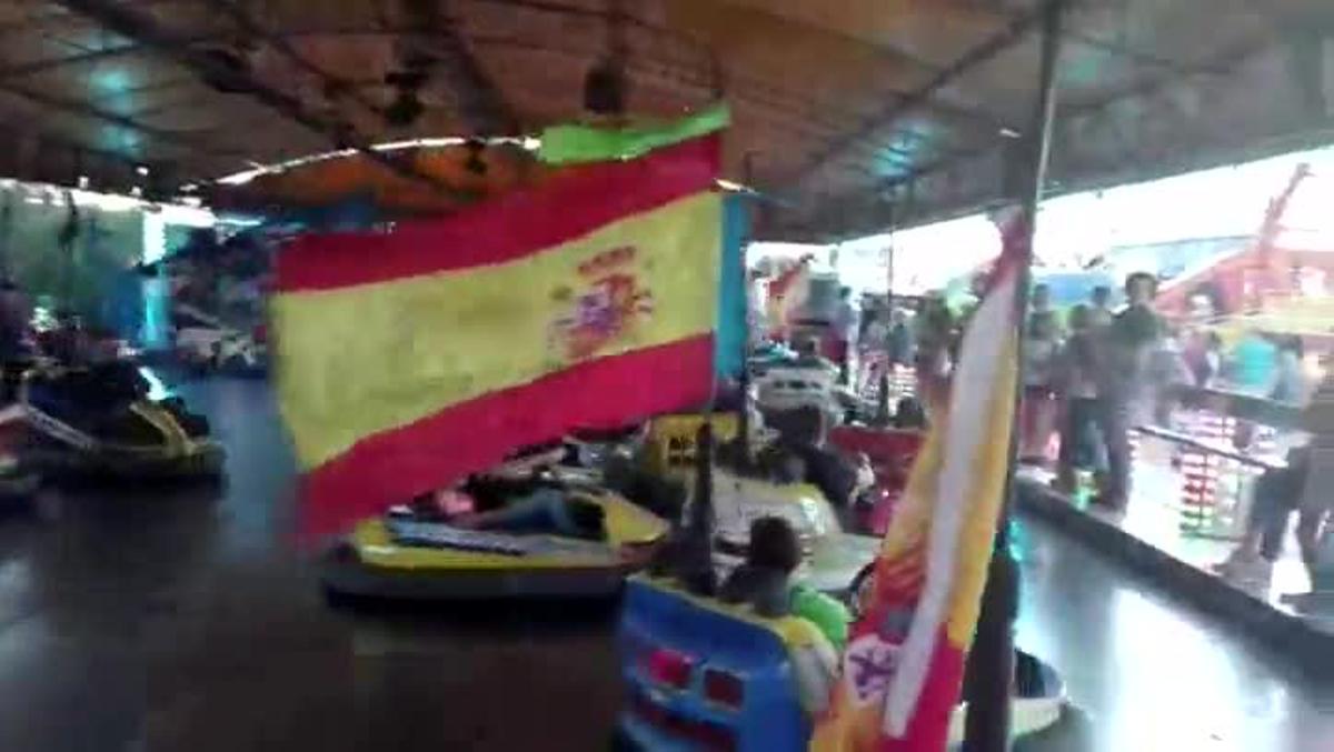 Profusión de grandes banderas de España en los autos de choque de las fiestas de Boadilla del Monte.