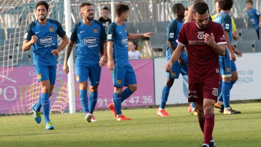 El centrocampista del Pontevedra Marcos Álvarez camina cabizbajo tras encajar uno de los tantos de ayer. // Área 11