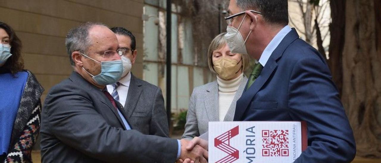 El director de la Agencia Antifraude, Joan Llinares, saluda al presidente de las Cortes, Enric Morera, tras entregarle la memoria de 2021. | INFORMACIÓN