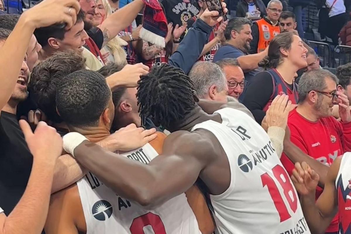 El Baskonia celebra la victoria con sus aficionados tras superar al Anadolu Efes