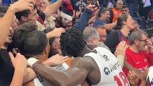 El Baskonia celebra la victoria con sus aficionados tras superar al Anadolu Efes