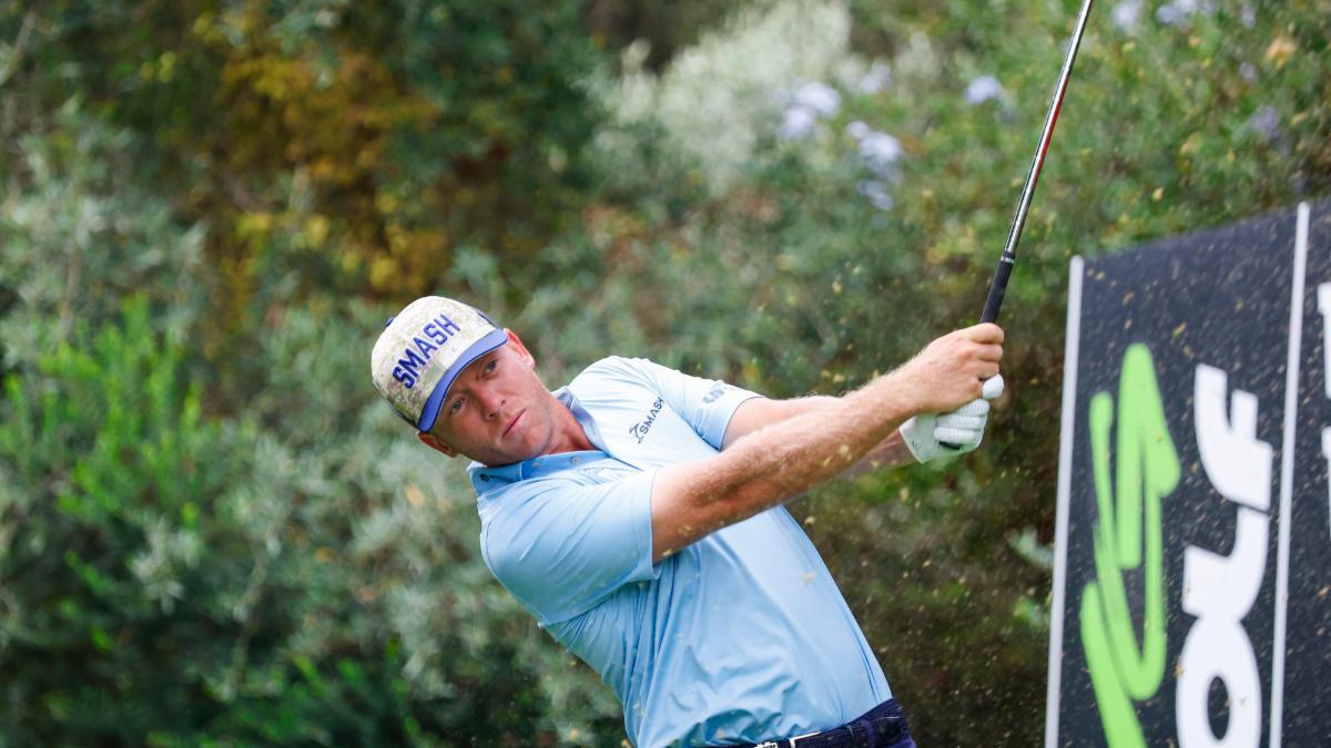 El estadounidense Talor Gooch lanza su bola en la salida del hoyo 3 y acaba líder, en la segunda jornada del LIV Andalucía de golf