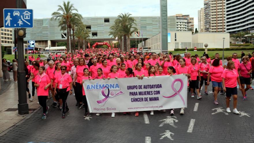 La &quot;marea rosa&quot; contra el cáncer de mama llena las calles de Benidorm