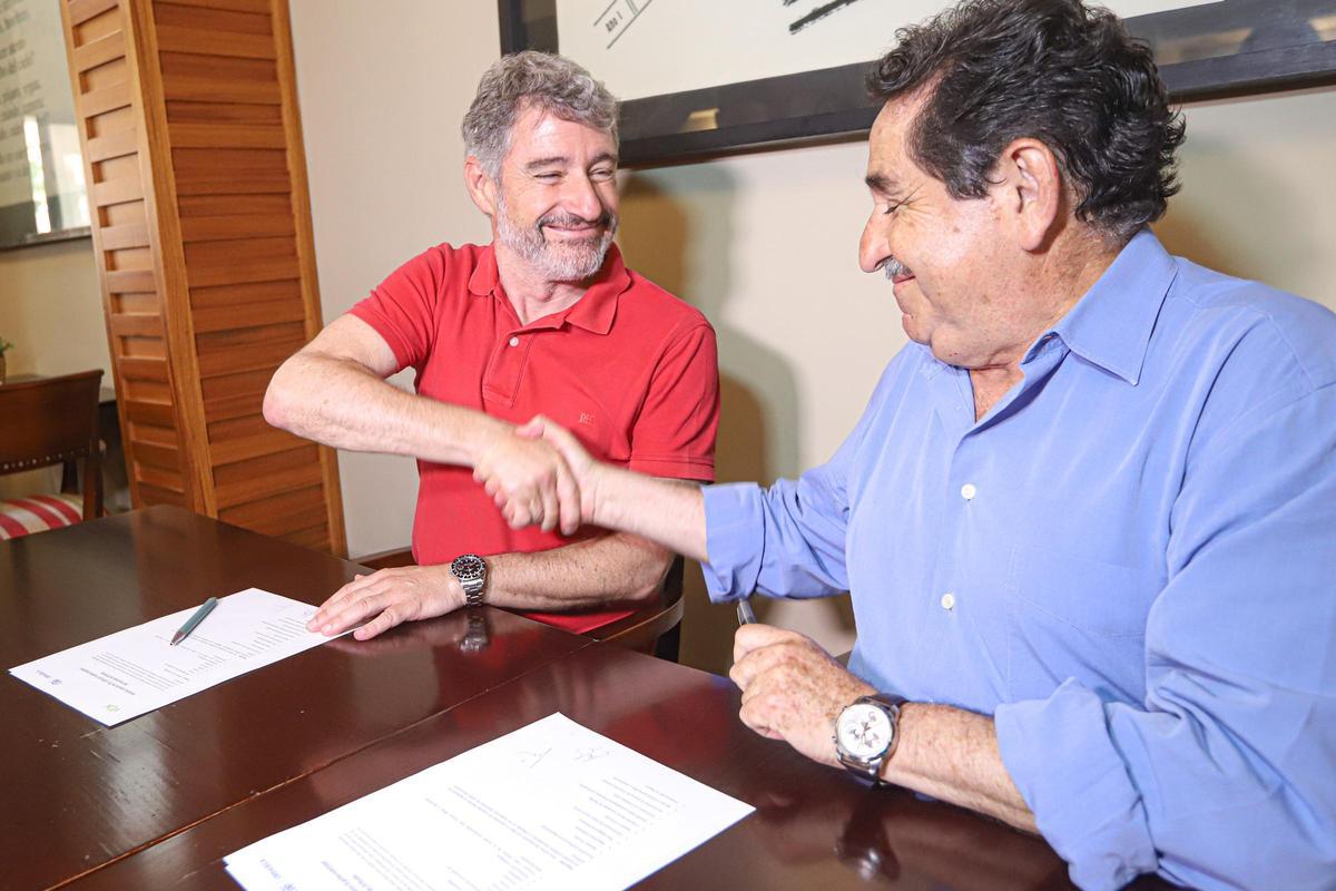 Acuerdo de pacto de gobierno entre Pepe Vegara (PP) y Manuel Mestre (Vox)