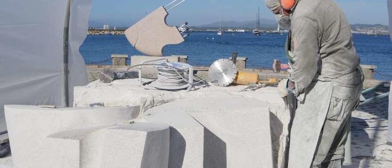El público puede seguir las evoluciones del simposio de escultura en el paseo marítimo meco. // Muñiz