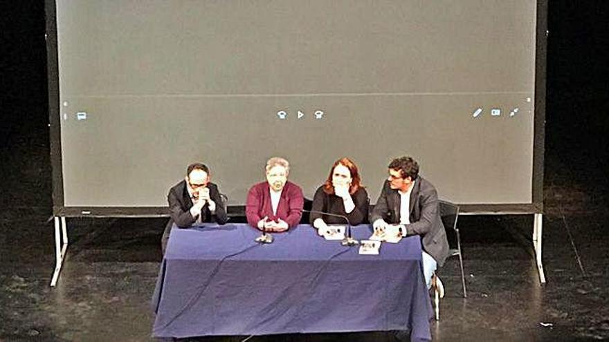 Acto de presentación de los libros en el Teatro Latorre.