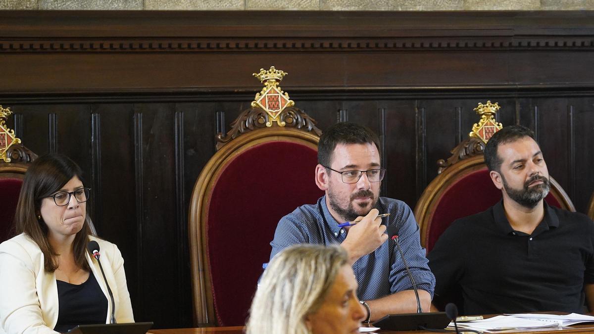 Gemma Geis, Lluc Salellas i Quim Ayats durant un ple municipal.