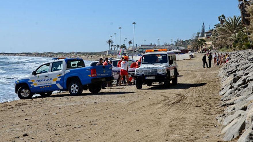 Un padre y un hijo mueren en Playa  del Inglés al bañarse con bandera roja