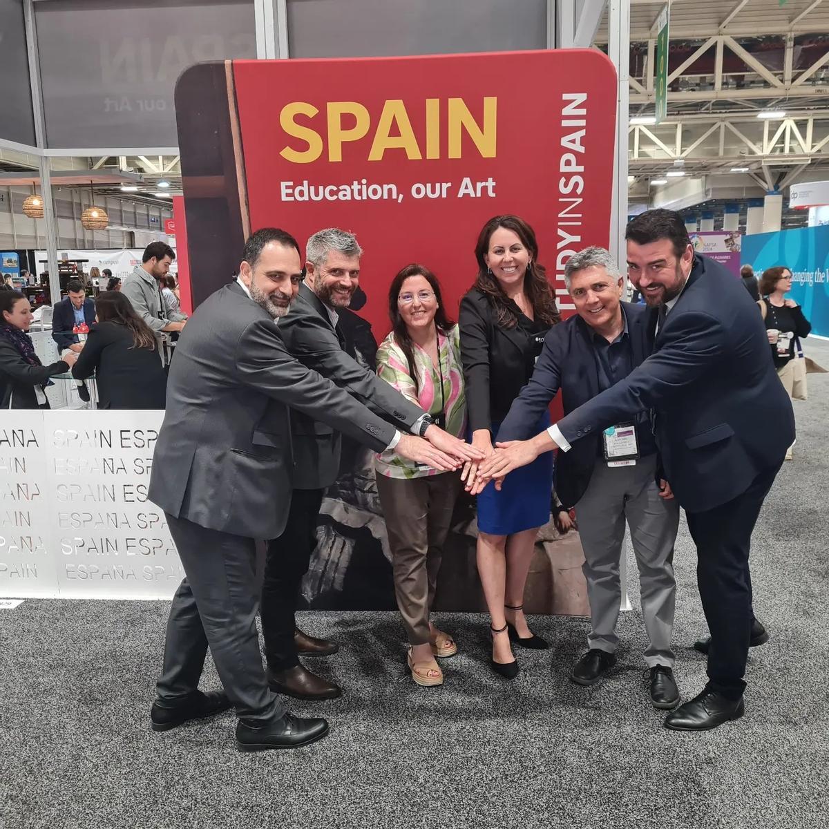 La delegación alicantina con representantes de las universidades y del Patronato de Costa Blanca en la feria de Nafsa